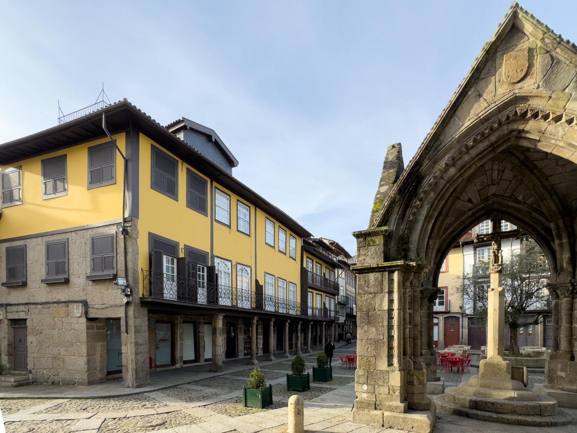 Aparthotel Largo Da Oliveira Guimarães Exteriör bild